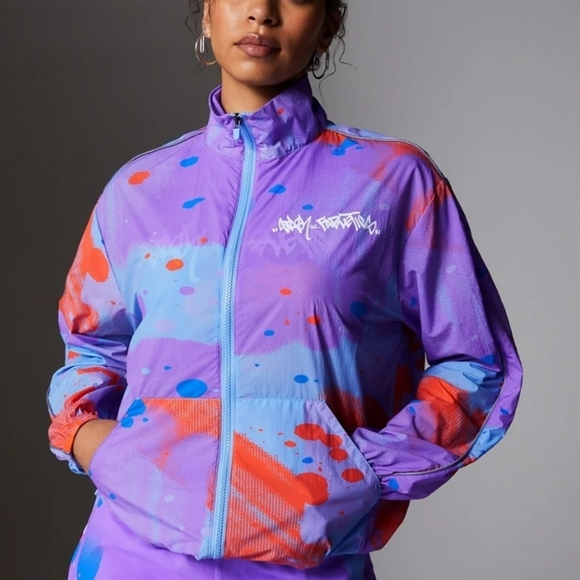 NWT Fabletics Oversized Flyweight Windbreaker in stash/ graphic size Med - Picture 1 of 5